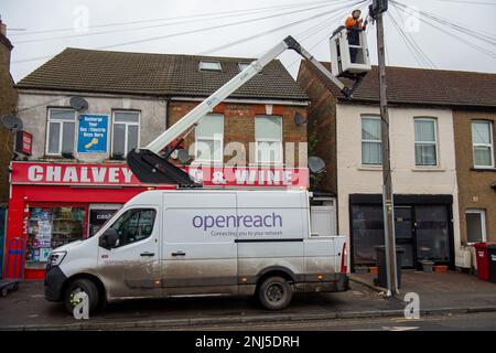 Chalvey, Slough, Berkshire, Großbritannien. 22. Februar 2023. BT Openreach-Ingenieure arbeiteten heute in Chalvey, Slough. BT hat angekündigt, dass ihre Preise steigen. Sie sagen auf ihrer Website: „Bei der Berechnung unserer Preise verwenden wir den im Januar veröffentlichten CPI-Preis vom Dezember. Im Dezember 2022 lag der VPI-Satz bei 10,5 %. Das bedeutet, dass die Mehrzahl unserer Kunden eine Preiserhöhung von 14,4 % (das sind 10,5 % plus 3,9 %) oder etwas mehr als £1 USD pro Woche für den durchschnittlichen Breitbandkunden erleben wird.“ Kredit: Maureen McLean/Alamy Live News Stockfoto