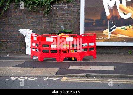 Chalvey, Slough, Berkshire, Großbritannien. 22. Februar 2023. Ein Telekomingenieur, der heute in Chalvey, Slough, arbeitet. BT hat angekündigt, dass ihre Preise steigen. Sie sagen auf ihrer Website: „Bei der Berechnung unserer Preise verwenden wir den im Januar veröffentlichten CPI-Preis vom Dezember. Im Dezember 2022 lag der VPI-Satz bei 10,5 %. Das bedeutet, dass die Mehrzahl unserer Kunden eine Preiserhöhung von 14,4 % (das sind 10,5 % plus 3,9 %) oder etwas mehr als £1 USD pro Woche für den durchschnittlichen Breitbandkunden erleben wird.“ Kredit: Maureen McLean/Alamy Live News Stockfoto