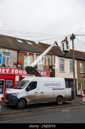 Chalvey, Slough, Berkshire, Großbritannien. 22. Februar 2023. BT Openreach-Ingenieure arbeiteten heute in Chalvey, Slough. BT hat angekündigt, dass ihre Preise steigen. Sie sagen auf ihrer Website: „Bei der Berechnung unserer Preise verwenden wir den im Januar veröffentlichten CPI-Preis vom Dezember. Im Dezember 2022 lag der VPI-Satz bei 10,5 %. Das bedeutet, dass die Mehrzahl unserer Kunden eine Preiserhöhung von 14,4 % (das sind 10,5 % plus 3,9 %) oder etwas mehr als £1 USD pro Woche für den durchschnittlichen Breitbandkunden erleben wird.“ Kredit: Maureen McLean/Alamy Live News Stockfoto