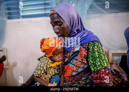 Zouera Saidou liegt im Krankenhaus mit ihrer Enkelin, 2-Jährigen, die 6,4kg kg wiegt – die Hälfte des durchschnittlichen Gewichts eines Kindes in ihrem Alter, das ebenfalls an Unterernährung leidet. Mangelernährung ist eine wiederkehrende Krise in Niger, einem westafrikanischen Binnenland, in dem Klimawandel, Konflikte und eine schnell wachsende Bevölkerung die Herausforderungen in Bezug auf die Versorgung mit Nahrungsmitteln erhöhen. Im Jahr 2022 wurden 4,4 Millionen Nigerianer als dringend auf humanitäre Hilfe angewiesen erklärt. Stockfoto