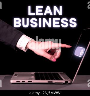 Schild mit der Aufschrift Lean Business. Geschäftsansatz Verbesserung der Abfallminimierung ohne Einbußen bei der Produktivität Stockfoto