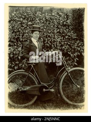 Viktorianische Frau 1890er Jahre Originales viktorianisches Foto einer Frau mit ihrem Fahrrad in einem Garten, mit einem Bootsfahrer, Vintage-Radfahren, um 1897, Worcester Area, GROSSBRITANNIEN Stockfoto