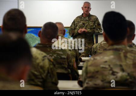 Generalleutnant Jon Jensen, Direktor der Nationalgarde der Armee, spricht mit Offizieren und Soldaten von Einheiten, die am Training Northern Strike in Camp Grayling, Michigan, am Freitag, den 5. August 2022, teilnehmen. Jensen besuchte die Übung, um mit den Teilnehmern zu sprechen und die Schulung zu beobachten, an der etwa 9.000 US-amerikanische Servicemitarbeiter aus mehreren Niederlassungen und ausländischen Partnern teilnahmen. Stockfoto