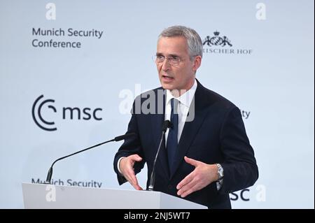 München, Deutschland. 18. Februar 2023. NATO-Generalsekretär Jens Stoltenberg spricht auf der Münchner Sicherheitskonferenz. Kredit: Felix Hörhager/dpa/Alamy Live News Stockfoto