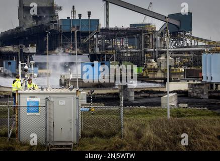 VELSEN-NOORD - Eine Kamera des Umweltdienstes wird installiert, um ein Tata-Stahlwerk zu überwachen. Der Dienst möchte die Kameras nutzen, um Probleme bei der Koksverbrennung frühzeitig zu erkennen. Koks, eine Art Kohle, wird in Hochöfen für die Stahlproduktion verwendet. Bei diesem Verfahren werden schädliche Substanzen freigesetzt. ANP KOEN VAN WEEL niederlande raus - belgien raus Stockfoto