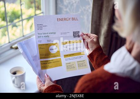 Nahaufnahme Von Senior Woman Opening Euro Energy Bill Besorgt Über Die Energiekrise Bei Den Lebenshaltungskosten Stockfoto