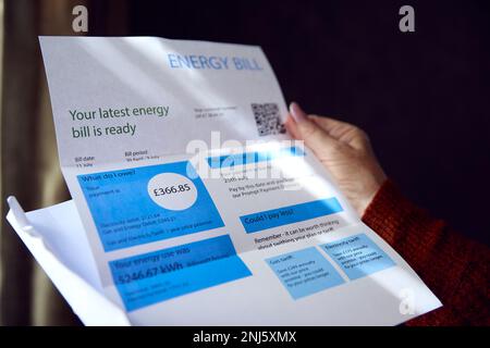 Nahaufnahme von Senior Woman Opening UK Energy Bill besorgt über die Energiekrise bei den Lebenshaltungskosten Stockfoto