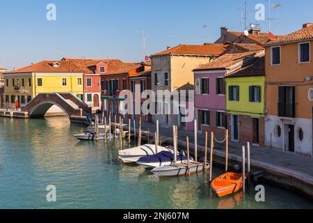 Blick auf Canale di San Donato und Ponte San Martino auf der Insel Murano, Venedig, Italien im Februar Stockfoto