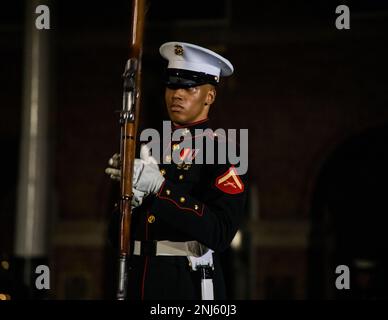 Lance CPL, Cameron I.. Boyce, ein Marine mit dem Silent Drill Platoon, führt während einer Freitagabendparade in der Marine Barracks Washington D.C. am 08. August 2022 die „Long Line“-Sequenz auf. Der Gastgeber des Abends war General David H. Berger, 38. Kommandant des Marine Corps, und Ehrengast war der ehrenwerte Erik K. Raven, Unterstaatssekretär der Marine. Stockfoto