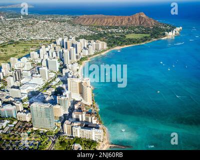Luftfotografie, Hubschrauber Waikiki Beach und Diamond Head Krater Honolulu, Oahu, Hawaii, USAAloha Shirt Store, Waikiki Stockfoto