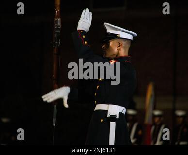 Lance CPL. Allan D. Davis, ein Marine mit dem Silent Drill Platoon, führt die "Long Line"-Sequenz während einer Freitagabendparade in den Marine Barracks Washington D.C. am 08. August 2022 auf. Der Gastgeber des Abends war General David H. Berger, 38. Kommandant des Marine Corps, und Ehrengast war der ehrenwerte Erik K. Raven, Unterstaatssekretär der Marine. Stockfoto