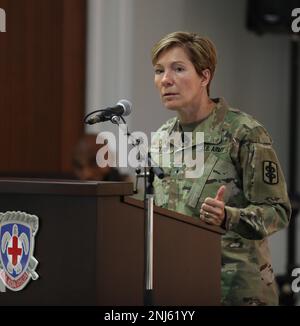 Brigg. Generalleutnant Paula Lodi, kommandierender General des 18. Medizinischen Kommandos (Einsatzunterstützung), spricht auf der Regionalkonferenz des regionalen Befehlshabers des Regional Health Command-Pacific am 5. August 2022. Befehlshaber und Mitarbeiter der militärischen Behandlungseinrichtungen kamen aus dem ganzen Pazifik, um an der dreitägigen Konferenz auf der Joint Base Pearl Harbor-Hickam, Hawaii, teilzunehmen. Das Regional Health Command-Pacific mit Hauptsitz in Honolulu ist das geografisch am weitesten verstreute Kommando in der Army Medicine und erstreckt sich über mehr als 5.000 Meilen und fünf Zeitzonen über den Pazifik. Das Kommando überwacht die medizinischen Einheiten der Armee im pazifischen Nordwesten Stockfoto