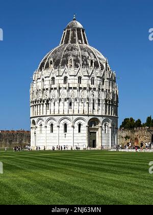 Blick auf das Baptisterium von Pisa des Heiligen Johannes auf der Piazza dei Miracoli und gegenüber vom Duomo di Pisa. Stockfoto