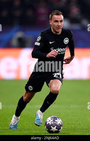 Frankfurt am Main, Deutschland. 21. Februar 2023 Mario Gotze von Eintracht Frankfurt in Aktion während der UEFA Champions League-Runde 16 des Fußballspiels zwischen Eintracht Frankfurt und SSC Napoli. Kredit: Nicolò Campo/Alamy Live News Stockfoto