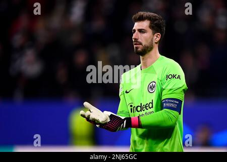 Frankfurt am Main, Deutschland. 21. Februar 2023 Kevin Trapp von Eintracht Frankfurt schaut während der UEFA Champions League-Runde des Fußballspiels 16 zwischen Eintracht Frankfurt und SSC Napoli zu. Kredit: Nicolò Campo/Alamy Live News Stockfoto