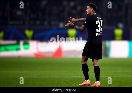 Frankfurt am Main, Deutschland. 21. Februar 2023 Tuta von Eintracht Frankfurt Gesten während der UEFA Champions League-Runde des Fußballspiels 16 zwischen Eintracht Frankfurt und SSC Napoli. Kredit: Nicolò Campo/Alamy Live News Stockfoto