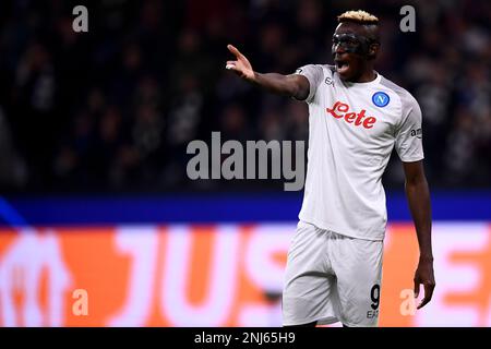 Frankfurt am Main, Deutschland. 21. Februar 2023 Victor Osimhen von SSC Napoli Gesten während der UEFA Champions League-Runde des Fußballspiels 16 zwischen Eintracht Frankfurt und SSC Napoli. Kredit: Nicolò Campo/Alamy Live News Stockfoto