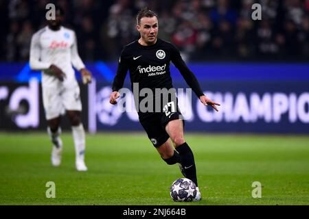 Frankfurt am Main, Deutschland. 21. Februar 2023 Mario Gotze von Eintracht Frankfurt in Aktion während der UEFA Champions League-Runde 16 des Fußballspiels zwischen Eintracht Frankfurt und SSC Napoli. Kredit: Nicolò Campo/Alamy Live News Stockfoto