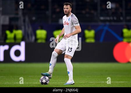 Frankfurt am Main, Deutschland. 21. Februar 2023 Amir Rrahmani von SSC Napoli in Aktion während der UEFA Champions League-Runde des 16. Fußballspiels zwischen Eintracht Frankfurt und SSC Napoli. Kredit: Nicolò Campo/Alamy Live News Stockfoto