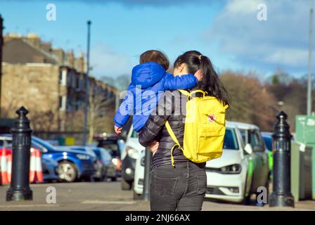 chinesische Immigrantin Mutter und Kind von hinten Stockfoto