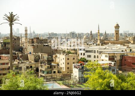 Vom al azhar Park aus blickt man auf die Stadt kairo. Unendliche Gebäude am Horizont Stockfoto