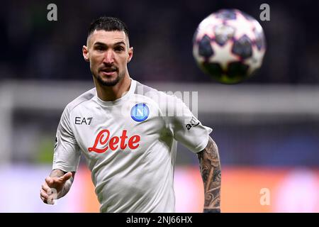 Frankfurt am Main, Deutschland. 21. Februar 2023 Matteo Politano von SSC Napoli sieht den Ball während der UEFA Champions League-Runde des 16-Fußballspiels zwischen Eintracht Frankfurt und SSC Napoli. Kredit: Nicolò Campo/Alamy Live News Stockfoto