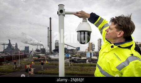 VELSEN-NOORD - Eine Kamera des Umweltdienstes wird installiert, um ein Tata-Stahlwerk zu überwachen. Der Dienst möchte die Kameras nutzen, um Probleme bei der Koksverbrennung frühzeitig zu erkennen. Koks, eine Art Kohle, wird in Hochöfen für die Stahlproduktion verwendet. Bei diesem Verfahren werden schädliche Substanzen freigesetzt. ANP KOEN VAN WEEL niederlande raus - belgien raus Stockfoto