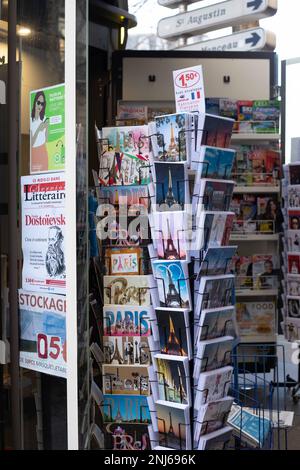 Postkarten zum Verkauf in einem traditionellen Pariser/französischen Kiosk. Stockfoto