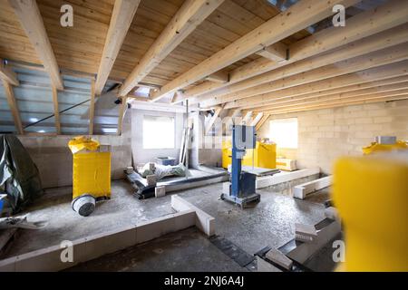 Baustelle in einem Einfamilienhaus - Obergeschoss mit Holzbalken Stockfoto