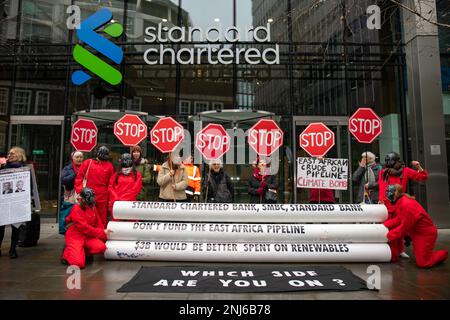 London, England, Vereinigtes Königreich, 22. Februar 2023 Angehörige Dutzender Kollektive weltweit wurden von Londoner Demonstranten aus der Ausrottung der Rebellion, der Geldaufstände und Müttern begleitet, um sich in einer Solidaritätsaktion gegen multinationale Banken zu engagieren, die die Ostafrikanische Rohölpipeline (EACOP) finanzieren. Stockfoto