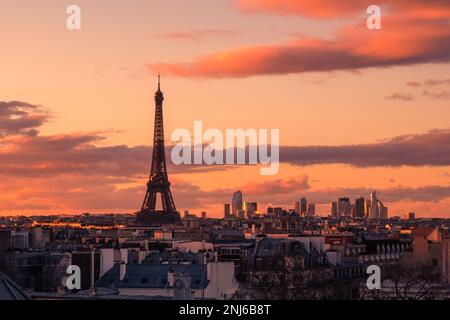 Die Abendsonne beleuchtet den Eiffelturm und das Geschäftsviertel La Defence mit Blick über die Dächer von Paris in Frankreich Stockfoto