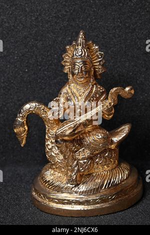 Nahaufnahme von Göttin Saraswati Idol aus Messing, devi Saraswati symbolisiert kreative Energie und gilt als Göttin des Wissens, der Musik, Stockfoto