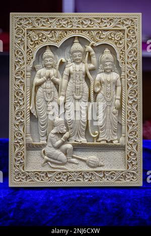 Bild einer Steinskulptur von hindugott lord Rama, Lakshmana, Sita und Hanuman Idole in einem Geschäft zum Verkauf in verschwommenem Hintergrund. Indische Kunst, Stockfoto