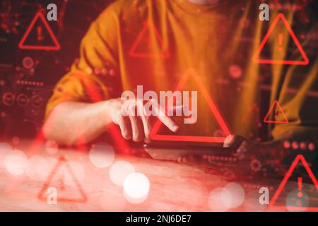 Warnmeldung bei Hackerangriffen auf Tablet-PC. Cyberangriffe auf Computernetzwerke, Viren, Spyware, Malware oder schädliche Software. Cybersicherheit und Cyberkriminalität. Stockfoto