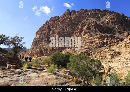 Walkers im Dana Biosphere Reserve, Wadi Dana, Süd-Zentral-Jordanien, Naher Osten. Jordaniens größtes Naturschutzgebiet Stockfoto