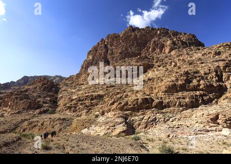 Walkers im Dana Biosphere Reserve, Wadi Dana, Süd-Zentral-Jordanien, Naher Osten. Jordaniens größtes Naturschutzgebiet Stockfoto