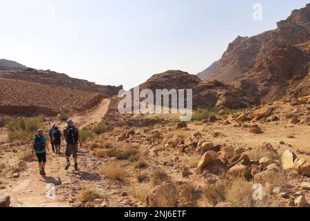 Walkers im Dana Biosphere Reserve, Wadi Dana, Süd-Zentral-Jordanien, Naher Osten. Jordaniens größtes Naturschutzgebiet Stockfoto