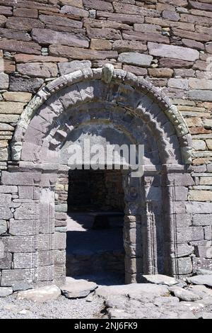 Geschnitzter romanischer Eingangsbogen zur Kilmalkedar Church County Kerry EIRE Irland Stockfoto