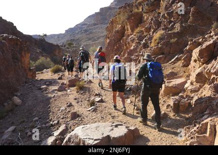 Walkers im Dana Biosphere Reserve, Wadi Dana, Süd-Zentral-Jordanien, Naher Osten. Jordaniens größtes Naturschutzgebiet Stockfoto