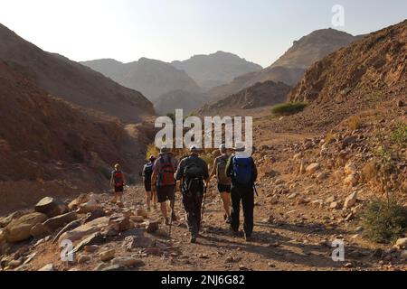 Walkers im Dana Biosphere Reserve, Wadi Dana, Süd-Zentral-Jordanien, Naher Osten. Jordaniens größtes Naturschutzgebiet Stockfoto