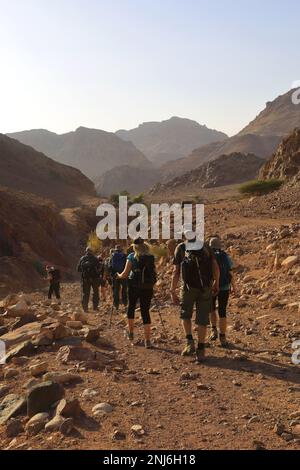 Walkers im Dana Biosphere Reserve, Wadi Dana, Süd-Zentral-Jordanien, Naher Osten. Jordaniens größtes Naturschutzgebiet Stockfoto