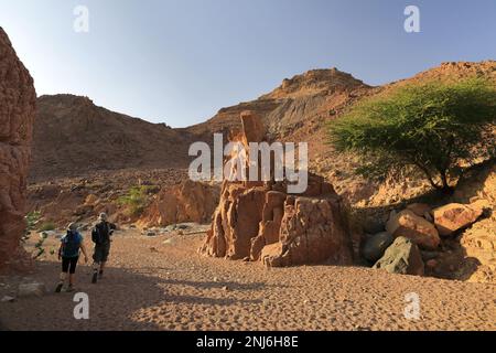 Walkers im Dana Biosphere Reserve, Wadi Dana, Süd-Zentral-Jordanien, Naher Osten. Jordaniens größtes Naturschutzgebiet Stockfoto