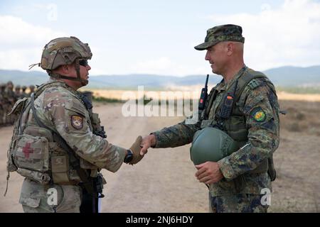 Oberstleutnant Velin Kehayov, Befehlshaber des 42. Mechanisierten Bataillons der bulgarischen Landstreitkräfte, und U.S. Armeekapitän Luke Cox, Befehlshaber der Bravo-Kompanie, 1. Bataillon, 8. Infanterieregiment, 3. Kampfteam der Panzerbrigade, 4. Infanteriedivision, Handschlag bei der Abschlusszeremonie von Exercise Platinum Lion 2022, Trainingsbereich Novo Selo, 5. August 2022. Exercise Platinum Lion ist eine Veranstaltung auf Bataillonsebene, die eine hochwertige, organisierte und realistische Ausbildung für bestimmte Militäreinheiten aus den Vereinigten Staaten, Großbritannien und Bulgarien bietet. Die Übung stärkt die Beziehungen in einem kombinierten Training Stockfoto