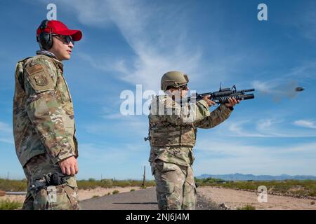 Reserve Citizen Airmen of 944. Fighter Wing Security Forces trainieren und schießen simulierte Runden aus einem M203 Granatwerfer während der Schwerwaffenqualifizierung auf dem Arizona National Guard Weapons Training Range in Florenz, Arizona, 5. August 2022. Die simulierte Kugel des Granatwerfer platzt beim Aufprall in orangefarbenen Rauch und gibt dem Ausbilder und Schützen eine Vorstellung davon, wo sie getroffen wurden. Die Airmen haben sich für den M203 Granatwerfer qualifiziert und M240 und M249 Maschinengewehre. Stockfoto