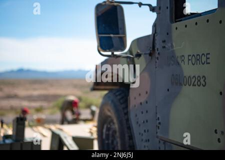 Reserve Citizen Airmen of 944. Fighter Wing Security Forces trainieren und schießen mit einem M240 Maschinengewehr während der Schwerwaffenqualifizierung auf dem Arizona National Guard Weapons Training Range in Florenz, Arizona, 5. August 2022. Die Airmen haben sich für den M203 Granatwerfer qualifiziert und M240 und M249 Maschinengewehre. Stockfoto