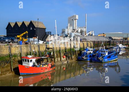 Whitstable, Kent, England, Großbritannien. Kleine Fischerboote im Hafen Stockfoto