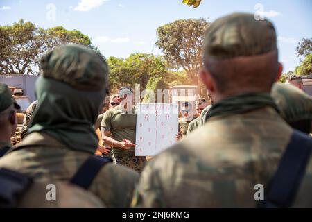 USA Marines mit India Company, 3. Bataillon, 1. Marineregiment, 1. Marine Division demonstrieren ihre Patrouillentaktik bei der Übung Formosa in Goias, Brasilien, 05. August 2022. Während dieses Trainings tauschen Marines Infanteriewissen und Taktiken mit brasilianischen Marines aus, um die Einsatzbereitschaft weiter zu verbessern. Übung Formosa konzentriert sich auf die Stärkung der Beziehungen und der Interoperabilität zwischen den US-Streitkräften und den brasilianischen Streitkräften und vermittelt das dauerhafte Versprechen, ein vertrauenswürdiger Nachbar zu sein. Stockfoto