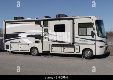 Indianapolis - circa Februar 2023: Jayco Precept RV. Jayco ist Teil von Thor Industries und baut Freizeitfahrzeuge, Wohnmobile und Sattelkupplungen. Stockfoto