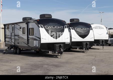 Indianapolis - circa Februar 2023: Twilight Signature Sattelkupplung Trailer von Thor RV. Thor Industries baut Wohnmobile, Wohnmobile und Sattelkupplungen. Stockfoto