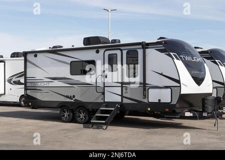 Indianapolis - circa Februar 2023: Twilight Signature Sattelkupplung Trailer von Thor RV. Thor Industries baut Wohnmobile, Wohnmobile und Sattelkupplungen. Stockfoto